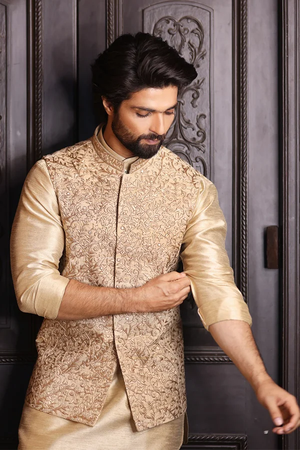 BEIGE MEDIEVAL ROYAL MOTIF BUNDI SET Hover