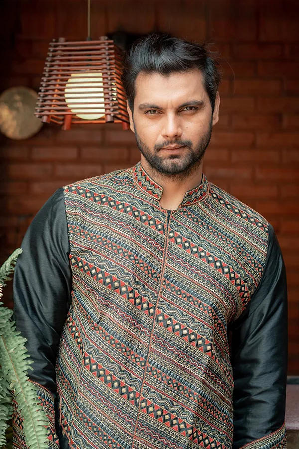 BLACK ASSYMETRIC MONGOLIAN HANDCRAFTED ACHKAN Hover