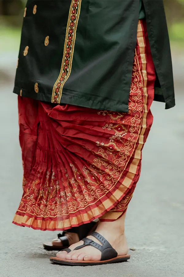 REDDISH MAROON CREEPER DESIGN