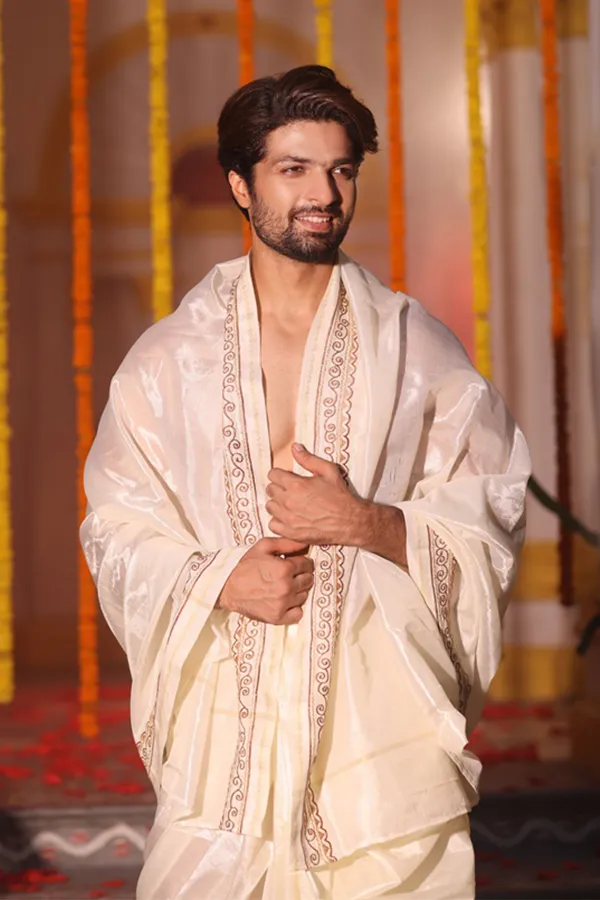 TRADITIONAL EMBROIDERED JORE SET Hover