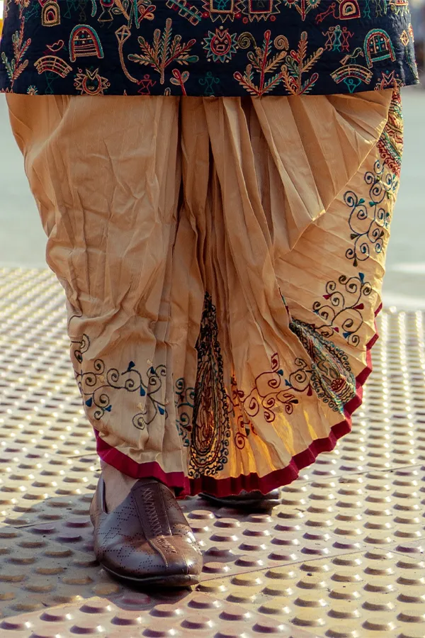 TUSSAR PAISLEY DESIGN